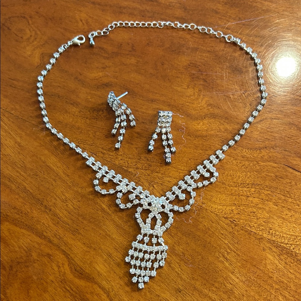 Sparkling Vintage Silver Necklace and Earring Set